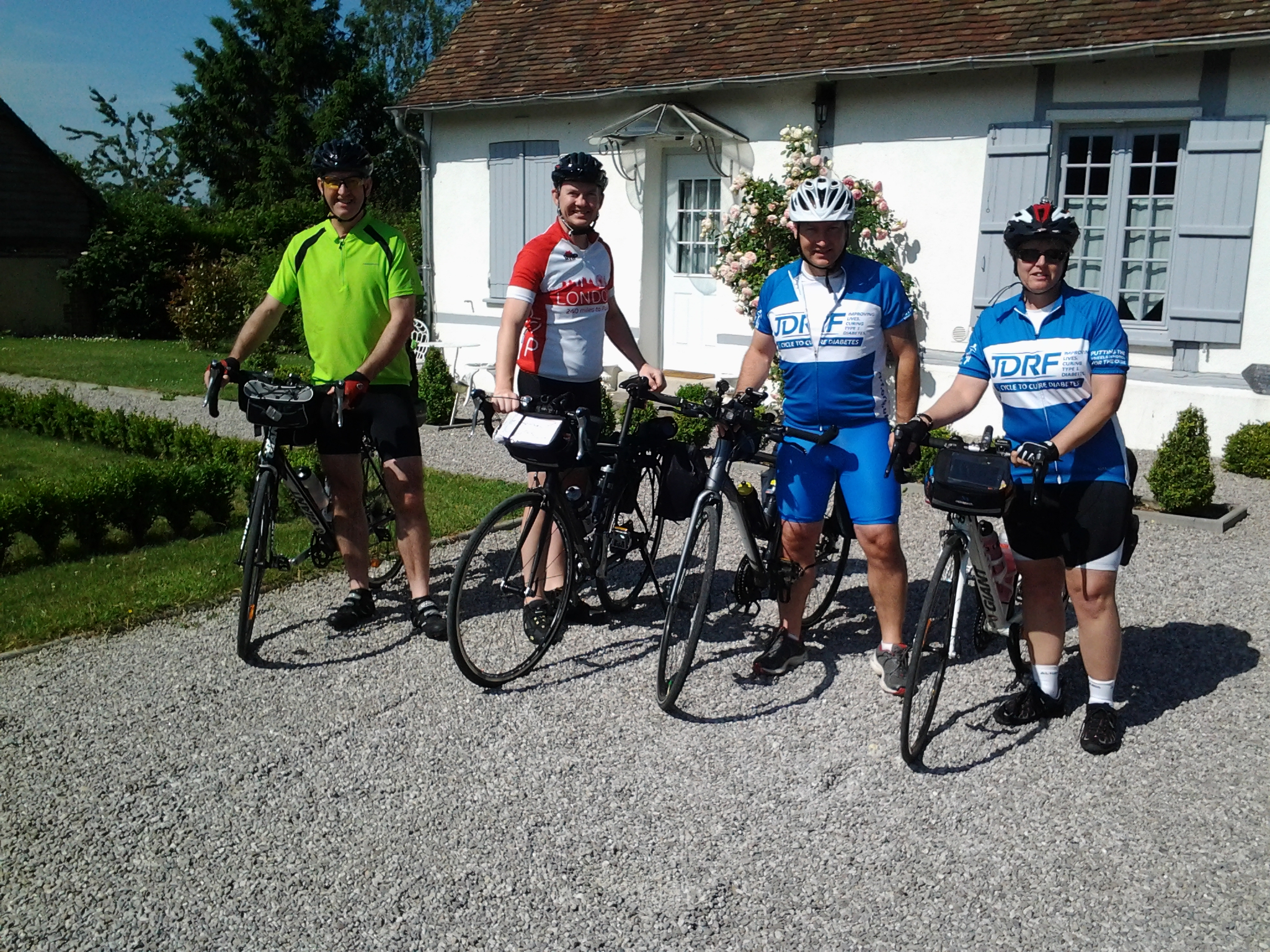 Group shot just before leaving for Day 3's cycle ride to Triel-sur-Seine